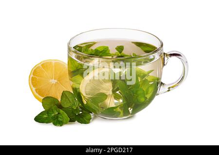 Teetasse aus Glas mit Kräutertee und Zitrone auf weißem Hintergrund Stockfoto