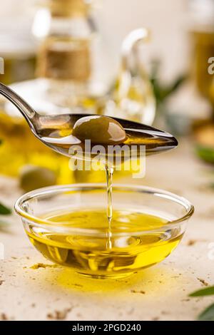 Grüne Oliven im Löffel mit nativem Olivenöl extra Stockfoto