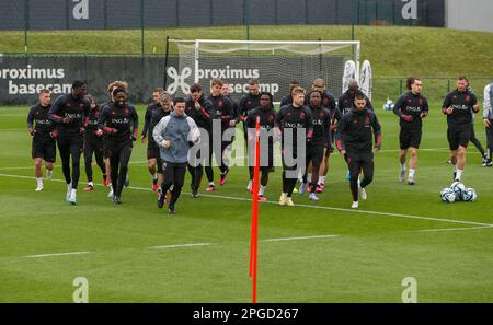 Tubize, Belgien. 22. März 2023. Die belgischen Spieler wurden zu Beginn eines Trainings der belgischen Fußballnationalmannschaft Red Devils am Mittwoch, den 22. März 2023, im RBFA-Hauptsitz der Royal Belgischen Fußballvereinigung in Tubize abgebildet. Die Red Devils bereiten sich auf die bevorstehenden Spiele gegen Schweden und Deutschland vor. BELGA PHOTO VIRGINIE LEFOUR Kredit: Belga News Agency/Alamy Live News Stockfoto