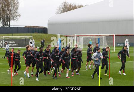 Tubize, Belgien. 22. März 2023. Die belgischen Spieler wurden zu Beginn eines Trainings der belgischen Fußballnationalmannschaft Red Devils am Mittwoch, den 22. März 2023, im RBFA-Hauptsitz der Royal Belgischen Fußballvereinigung in Tubize abgebildet. Die Red Devils bereiten sich auf die bevorstehenden Spiele gegen Schweden und Deutschland vor. BELGA PHOTO VIRGINIE LEFOUR Kredit: Belga News Agency/Alamy Live News Stockfoto