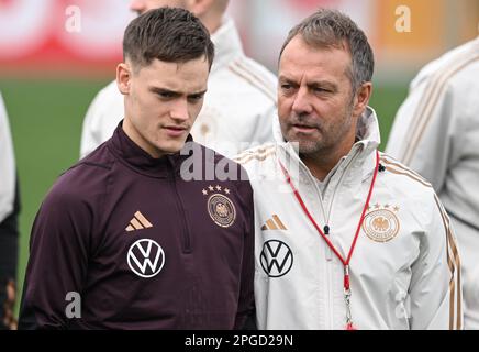 Hessen, Frankfurt Am Main. 22. März 2023 Fußball: Nationalmannschaft, Deutschland vor dem internationalen Spiel gegen Peru. National Coach Hansi Flick (r) spricht mit Florian Wirtz während des Trainings der Nationalmannschaft auf dem DFB Campus. Foto: Arne Dedert/dpa/Alamy Live News Stockfoto