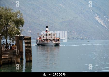 Paddeldampfer Italia, altes Passagierboot, das in Riva auf dem Gardasee in Italien anlegt Stockfoto