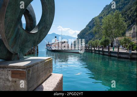 Paddeldampfer Italia, altes Passagierboot, das in Riva auf dem Gardasee in Italien anlegt Stockfoto