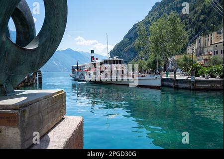 Paddeldampfer Italia, altes Passagierboot, das in Riva auf dem Gardasee in Italien anlegt Stockfoto