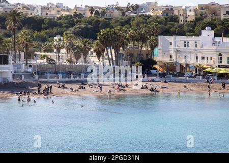 Der Sandstrand in St. georges Bay in St. julians malta Stockfoto