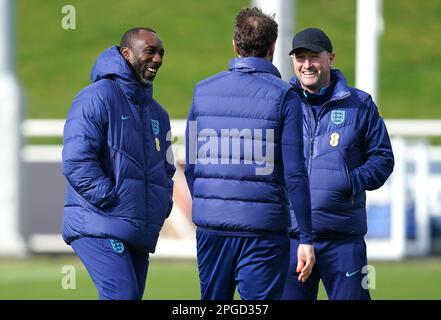 KORREKTUR DER BILDUNTERSCHRIFT - Falsche id von Emile Heskey zu Jimmy Floyd Hasselbaink wird korrigiert. Die korrekte Überschrift lautet: Der englische Cheftrainer Gareth Southgate (Zentrum) spricht mit den Trainern Jimmy Floyd Hasselbaink (links) und Steve Holland während eines Trainings in St. George's Park, Burton-upon-Trent. Bilddatum: Mittwoch, 22. März 2023. Stockfoto