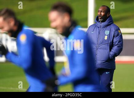 KORREKTUR DER BILDUNTERSCHRIFT - Falsche id von Emile Heskey zu Jimmy Floyd Hasselbaink wird korrigiert. Die korrekte Überschrift lautet: England Coach Jimmy Floyd Hasselbaink (rechts) während einer Schulung in St. George's Park, Burton-upon-Trent. Bilddatum: Mittwoch, 22. März 2023. Stockfoto