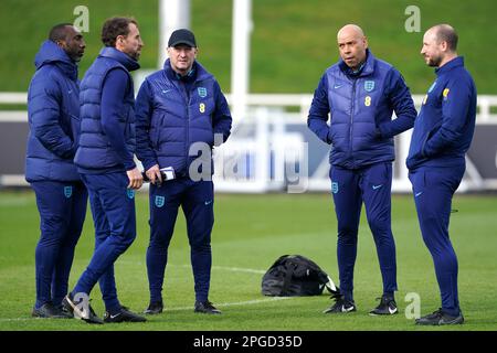 KORREKTUR DER BILDUNTERSCHRIFT - Falsche id von Emile Heskey zu Jimmy Floyd Hasselbaink wird korrigiert. Die korrekte Überschrift lautet: Der englische Cheftrainer Gareth Southgate (zweite links) spricht mit den Trainern Jimmy Floyd Hasselbaink (links), Steve Holland, Paul Nevin und Ben Rosenblatt (rechts) während eines Trainings in St. George's Park, Burton-upon-Trent. Bilddatum: Mittwoch, 22. März 2023. Stockfoto