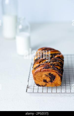 Hausgemachtes traditionelles Gebäck mit cremiger Mohnfüllung. Frühlings- und Osterbäckerei Stockfoto