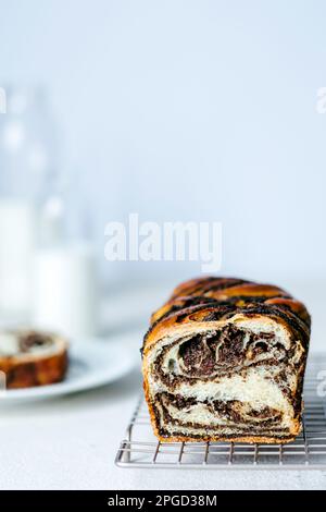 Vegane Mohnsamen-Babka oder Brioche-Brot. Frühlings- und Osterbäckerei. Stockfoto