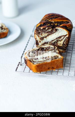 Hausgemachtes traditionelles Gebäck mit cremiger Mohnfüllung. Ostereuropäisches Backdessert. Stockfoto