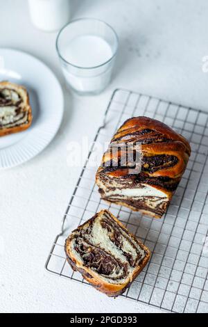 Frisch gebackenes gesundes Gebäck auf dem Tisch. Landesweites Backen. Gesundes und organisches Backen. Draufsicht Stockfoto