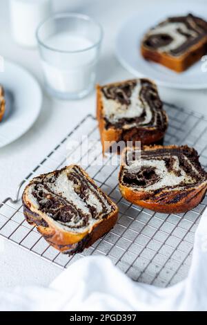 Mohnsamen geflochten oder Brötchen, Babka mit Mohnfüllung. Gesundes und organisches Backen Stockfoto