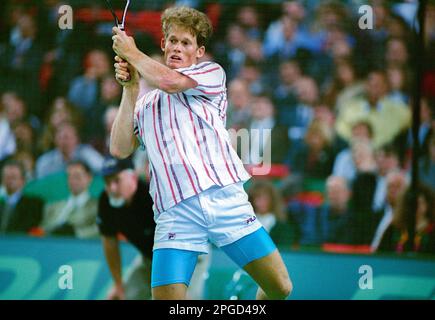 Beim Grand Slam-Cup in München am 07.12.1993 verlor der deutschen Tennisprofis Boris Becker sein Auftaktspiel gegen den Südafrikaner Wayne Ferreira mit Stockfoto