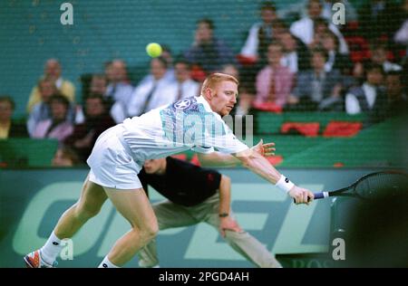 Beim Grand Slam-Cup in München am 07.12.1993 verlor der deutschen Tennisprofis Boris Becker sein Auftaktspiel gegen den Südafrikaner Wayne Ferreira mit Stockfoto