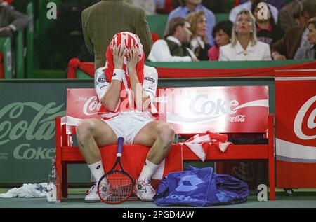 Beim Grand Slam-Cup in München am 07.12.1993 verlor der deutschen Tennisprofis Boris Becker sein Auftaktspiel gegen den Südafrikaner Wayne Ferreira mit Stockfoto