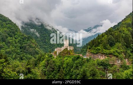 Schloss Zilkale in Rize, Türkei. Mittelalterliche Burg im Firtina-Tal. (Schloss Zil Kale oder Schloss Zil). Stockfoto