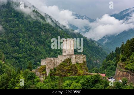 Schloss Zilkale in Rize, Türkei. Mittelalterliche Burg im Firtina-Tal. (Schloss Zil Kale oder Schloss Zil). Stockfoto
