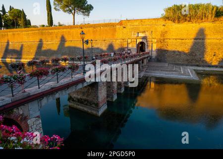 Goldene Stunde in der schönen Stadt Peschiera del Garda am Gardasee, Italien Stockfoto