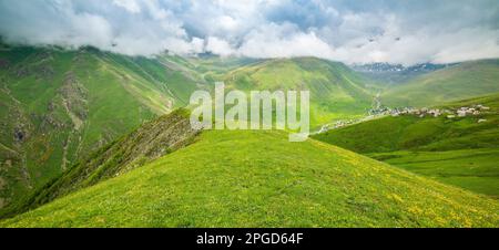 Cicekli-Plateau im Camlihemsin-Bezirk der Provinz Rize. Region der Kackar Mountains. Rize, Truthahn. (Türkisch: Cicekli Yaylasi) Stockfoto