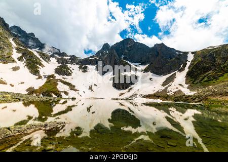 Avusor Plateau, Rize, Türkei. Avusor Glacial Lake (Heart Lake) in den Kackar Mountains. Stockfoto