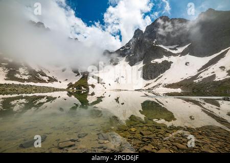 Avusor Plateau, Rize, Türkei. Avusor Glacial Lake (Heart Lake) in den Kackar Mountains. Stockfoto