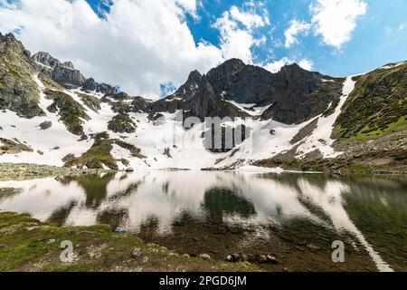 Avusor Plateau, Rize, Türkei. Avusor Glacial Lake (Heart Lake) in den Kackar Mountains. Stockfoto