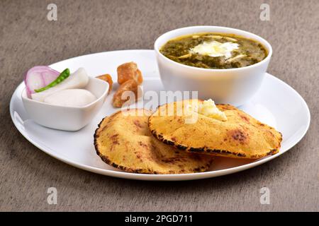 Sarson ka saag mit Makki Roti und Jaggerie im Teller Stockfoto