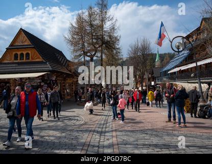 Blick auf das Stadtzentrum mit bunten Häusern, Geschäften, Restaurants und Touristen in Zakopane, Polen. Stockfoto