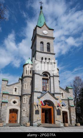 Blick auf die neorömisch-katholische Pfarrkirche Holy Family Church in der Krupowki-Straße in Zakopane, Polen. Stockfoto