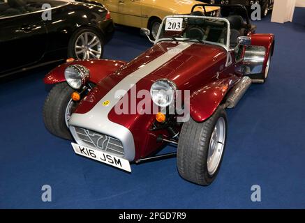 Dreiviertel Vorderansicht einer 1997 in Rot und Silber, Caterham Super 7 '40. Anniversary Edition, Teil der London Classic Car Auction 2023 bei Olympia Stockfoto