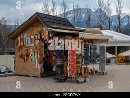 Blick auf Souvenirläden auf den Straßen, die Winterkleidung, bunte Magnete, Stoffspielzeug und Sammlerstücke verkaufen, die in Zakopane, Polen, gefangen genommen wurden. Stockfoto