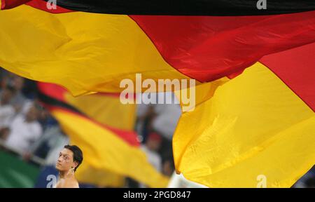 Gelsenkirchen, Deutschland. 02. September 2011. Mesut Özil aus Deutschland blickt nach dem Qualifikationsspiel DER EURO 2012 Group A zwischen Deutschland und Österreich in der Arena auf Schalke über das Spielfeld. Der ehemalige Weltmeisterschaftsgewinner Özil beendete seine Karriere als Profifußballspieler mit 34 Jahren. Der 92-fache internationale hat seine Entscheidung am Freitag bekannt gegeben. Der 92-fache Deutsche Internationale gab am Mittwoch in seinen verifizierten Profilen auf Twitter, Instagram und Facebook seinen sofortigen Rücktritt bekannt. Kredit: Picture Alliance/dpa/Alamy Live News Stockfoto