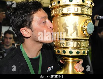 Berlin, Deutschland. 30. Mai 2009. Fußball, DFB Cup, Finale Werder Bremen - Bayer Leverkusen im Olympiastadion in Berlin. Bremens Mesut Özil küsst den DFB-Cup, nachdem er das Finale gewonnen hat. Der ehemalige Weltmeister Özil beendete seine Karriere als Profi-Fußballer mit 34 Jahren. Der 92-fache internationale hat seine Entscheidung am Freitag bekannt gegeben. Der 92-fache Deutsche Internationale gab am Mittwoch in seinen verifizierten Profilen auf Twitter, Instagram und Facebook seinen sofortigen Rücktritt bekannt. Kredit: Achim Scheidemann/dpa/Alamy Live News Stockfoto