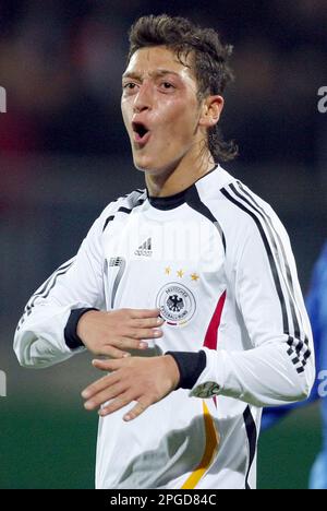 Pirmasens, Deutschland. 16. Okt. 2007. Fußball, Europameisterschaft, U-21, Deutschland - Moldau im Husterhöhe-Stadion in Pirmasens: Deutsches internationales Mesut Özil feiert nach seinem zweiten Tor, das es 2-0 geschafft hat. Der ehemalige Weltmeister Özil beendete seine Karriere als Profi-Fußballer mit 34 Jahren. Der 92-fache internationale hat seine Entscheidung am Freitag bekannt gegeben. Der 92-fache Deutsche Internationale gab am Mittwoch in seinen verifizierten Profilen auf Twitter, Instagram und Facebook seinen sofortigen Rücktritt bekannt. Kredit: Ronald Wittek/dpa/Alamy Live News Stockfoto