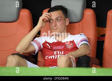 Baku, Aserbaidschan. 29. Mai 2019. Fußball: Finale der Europa League, Chelsea FC – Arsenal FC im Olympiastadion. Mesut Özil von Arsenal sitzt enttäuscht auf der Bank. Der ehemalige Weltmeister Özil beendete seine Karriere als Profi-Fußballer mit 34 Jahren. Der 92-fache internationale hat seine Entscheidung am Freitag bekannt gegeben. Der 92-fache Deutsche Internationale gab am Mittwoch in seinen verifizierten Profilen auf Twitter, Instagram und Facebook seinen sofortigen Rücktritt bekannt. Kredit: Arne Dedert/dpa/Alamy Live News Stockfoto