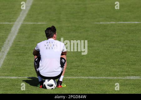 Eppan, Italien. 25. Mai 2018. Der Nationalmannschaftsspieler Mesut Özil sitzt während des Trainings auf dem Trainingsgelände des Rungg Sportzentrums auf einem Ball. Der ehemalige Weltmeisterschaftsgewinner Özil beendete seine Karriere als professioneller Fußballer mit 34 Jahren. Der 92-fache internationale hat seine Entscheidung am Freitag bekannt gegeben. Der 92-fache Deutsche Internationale gab am Mittwoch in seinen verifizierten Profilen auf Twitter, Instagram und Facebook seinen sofortigen Rücktritt bekannt. Kredit: Christian Charisius/dpa/Alamy Live News Stockfoto