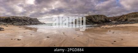 Panoramablick auf Porth Dafarch Beach, Anglesey, Nordwales Stockfoto