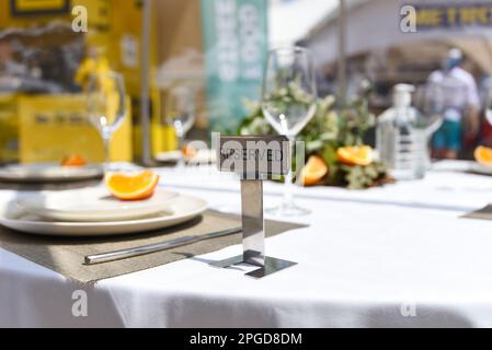 Reservierter Teller auf einem arrangierten Restauranttisch, farbiges Bild. Stockfoto