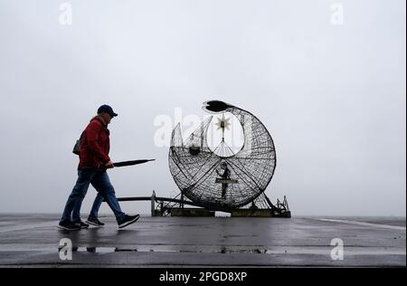 Die Leute gehen an einer Skulptur „Pompejus gegen Plastikmüll“ am Ufer des Southsea Beach in Hampshire vorbei. Bilddatum: Mittwoch, 22. März 2023. Stockfoto