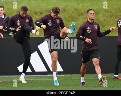 Hessen, Frankfurt Am Main. 22. März 2023 Fußball: Nationalmannschaft, Deutschland vor dem internationalen Spiel gegen Peru. Malick Thiaw (l-r), Niclas Füllkrug und Thilo Kehrer führen während des Trainings der Nationalmannschaft auf dem DFB-Campus Koordinierungsübungen durch. Foto: Arne Dedert/dpa/Alamy Live News Stockfoto