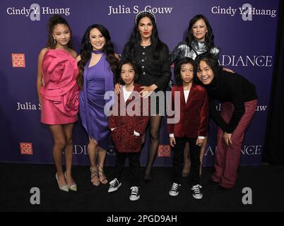 (L-R) THE CLEANING LADY Cast & Crew - Faith Bryant, Miranda Kwok, Valentino LaSalle, Elodie Yung, Sebastian LaSalle, Martha Millan und Sean Lew at the CAPE präsentieren AM Dienstag, den 21. März 2023, IM Ebell Club von Los Angeles in Los Angeles, Kalifornien, EINE GLANZGALA. (Foto: Sthanlee B. Mirador/Sipa USA) Stockfoto