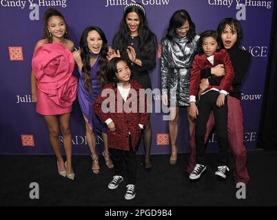 (L-R) THE CLEANING LADY Cast & Crew - Faith Bryant, Miranda Kwok, Valentino LaSalle, Elodie Yung, Sebastian LaSalle, Martha Millan und Sean Lew at the CAPE präsentieren AM Dienstag, den 21. März 2023, IM Ebell Club von Los Angeles in Los Angeles, Kalifornien, EINE GLANZGALA. (Foto: Sthanlee B. Mirador/Sipa USA) Stockfoto