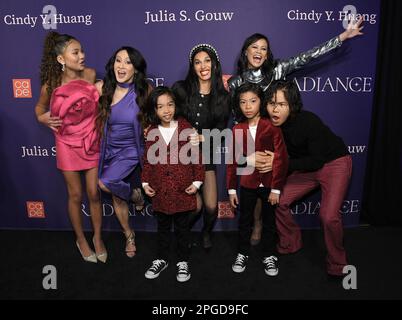 (L-R) THE CLEANING LADY Cast & Crew - Faith Bryant, Miranda Kwok, Valentino LaSalle, Elodie Yung, Sebastian LaSalle, Martha Millan und Sean Lew at the CAPE präsentieren AM Dienstag, den 21. März 2023, IM Ebell Club von Los Angeles in Los Angeles, Kalifornien, EINE GLANZGALA. (Foto: Sthanlee B. Mirador/Sipa USA) Stockfoto