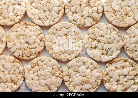 Gruppe von gesunden geblasenen Reiskuchen aus der Nähe Stockfoto