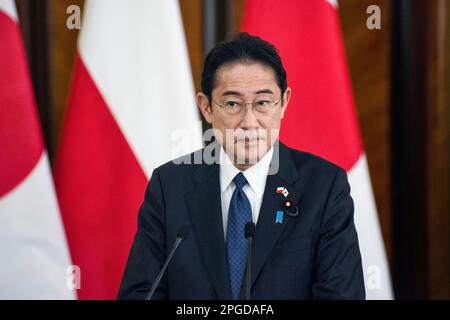 Warschau, Polen. 22. März 2023. Der japanische Ministerpräsident Fumio Kishida wird bei dem Treffen mit Mateusz Morawiecki (nicht in Sicht) in Warschau gesehen. In Warschau traf sich der japanische Premierminister Fumio Kishida mit dem polnischen Premierminister zu Gesprächen über die Sicherheit und die bilateralen Beziehungen der Region einen Tag nach seinem Überraschungsbesuch in Kiew. Kredit: SOPA Images Limited/Alamy Live News Stockfoto