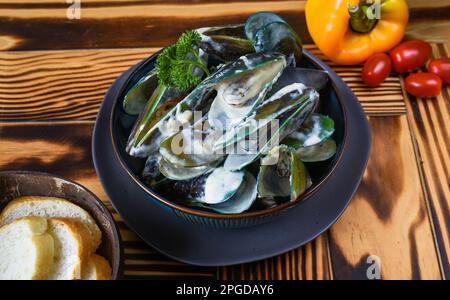 Gericht mit Austern in cremiger Sauce in der Schüssel Nahaufnahme Stockfoto