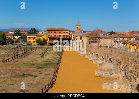 Hospital de Orbigo, Spanien - 18. August 2022 - einige Pilger auf dem Weg von St. James, im Hospital de Orbigo Stockfoto