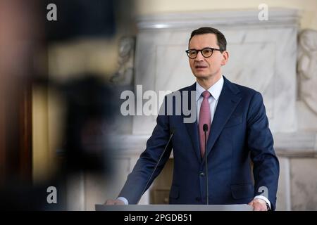 Der polnische Ministerpräsident Mateusz Morawiecki ist während des Treffens mit Fumio Kishida (nicht in Sicht) in Warschau zu sehen. In Warschau traf sich der japanische Premierminister Fumio Kishida mit dem polnischen Premierminister zu Gesprächen über die Sicherheit und die bilateralen Beziehungen der Region einen Tag nach seinem Überraschungsbesuch in Kiew. (Foto: Attila Husejnow / SOPA Images / Sipa USA) Stockfoto