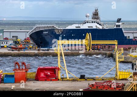 Leith Harbour, Edinburgh, Schottland, Vereinigtes Königreich, 22. März 2023. Petrel-Schiffslisten bei 45 Grad: Das Petrel, ein Forschungsschiff, wurde vom verstorbenen Microsoft-Mitbegründer Paul Allen gekauft und ausgestattet. Starke Winde haben dazu beigetragen, dass es im Trockendock von Dales Marine verrutscht. Einsatzfahrzeuge sind anwesend. Kredit: Sally Anderson/Alamy Live News Stockfoto